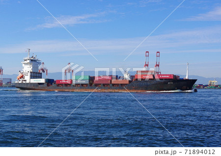 大阪港に入港する貨物船　 71894012