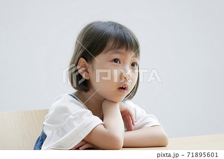 考える女の子 71895601