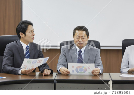 ビジネス　会議 71895602
