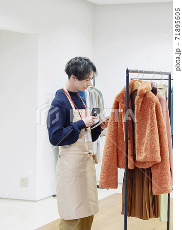男性 アパレル店員 商品管理の写真素材