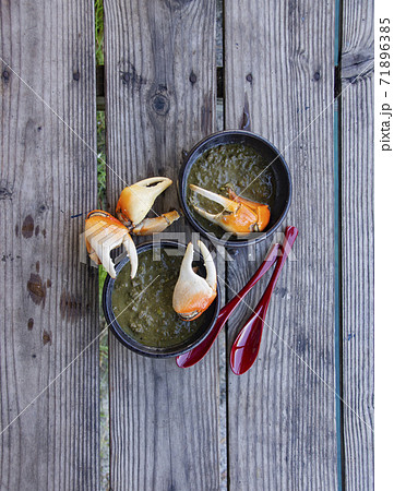 陸蟹とタロイモの葉っぱのココナッツミルクスープ 南の島の国パラオの伝統料理 デモック の写真素材