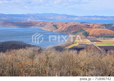 天都山展望台　オホーツク流氷館からの展望　手前は網走湖　奥は能取湖　北海道網走市 71896742