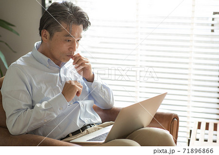 パソコンを見て驚く男性 71896866