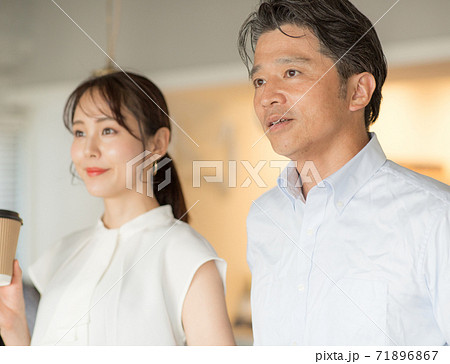 セミナーに参加する男女 71896867