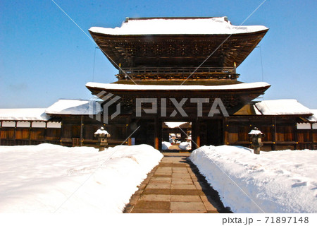 内側から見た瑞龍寺の「山門」(富山県高岡市関本町35) 内側から見た瑞龍寺の「山門」(富山県高岡市関本町35) 71897148