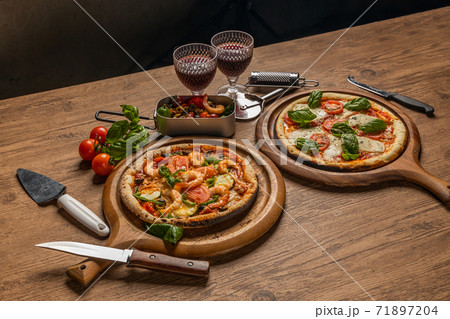 ミックスピザ　Italian delicious food mixture pizza 71897204