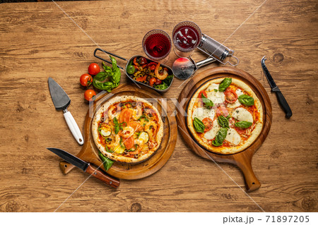 ミックスピザ　Italian delicious food mixture pizza 71897205