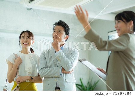 夫婦を案内する女性 夫婦を案内する女性 71897294