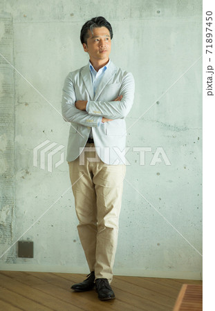 ジャケットを着た50代男性 ジャケットを着た50代男性 71897450