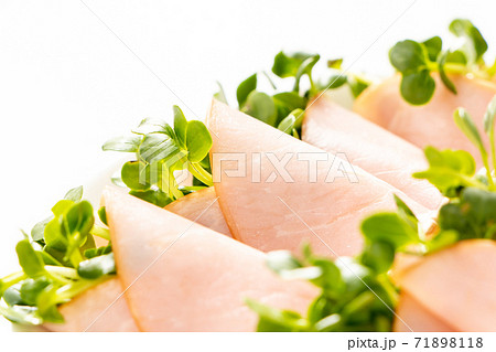 かいわれ大根のハム巻き。(白バック) 71898118