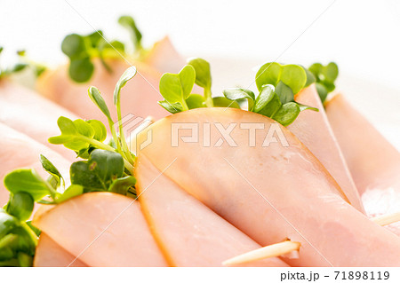 かいわれ大根のハム巻き。(白バック) 71898119