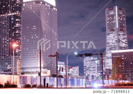 横浜みなとみらいの夜景  71898833