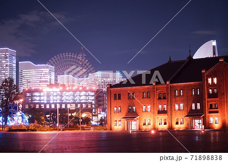 横浜みなとみらいの夜景 赤レンガ倉庫 横浜みなとみらいの夜景 赤レンガ倉庫 71898838