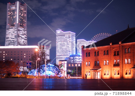 横浜みなとみらいの夜景 赤レンガ倉庫 71898844