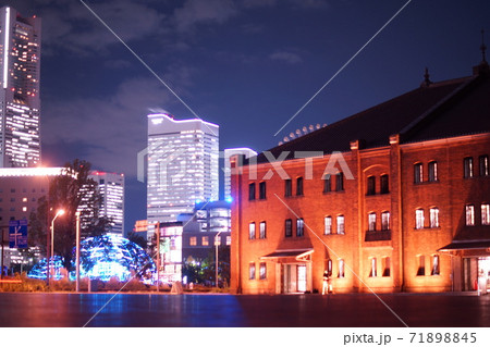 横浜みなとみらいの夜景 赤レンガ倉庫 71898845