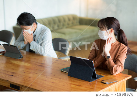 マスクをして咳き込む男性 マスクをして咳き込む男性 71898976