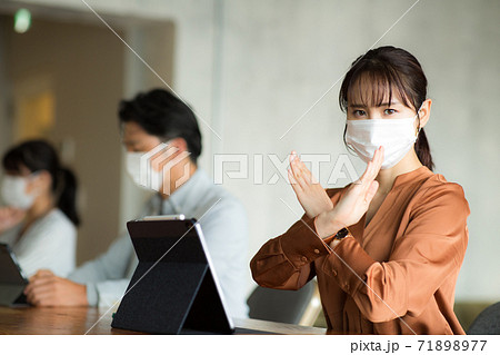 マスクをして離れて仕事をする マスクをして離れて仕事をする 71898977