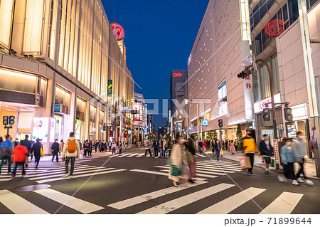 東京都 新宿歩行者天国 夜の繁華街の写真素材