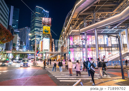 東京都 渋谷 ショッピング街の夜の写真素材
