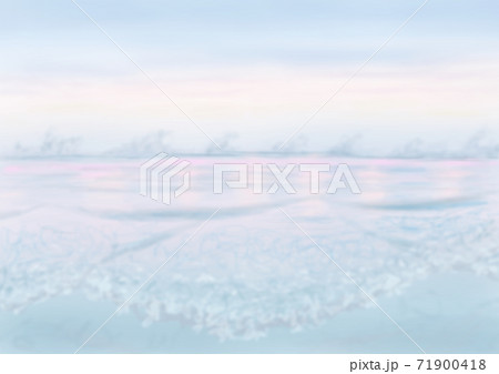 背景素材　穏やかな遠浅の海のイメージ　トワイライト　薄い色 71900418