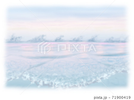 背景素材　穏やかな遠浅の海のイメージ　トワイライト　白縁　 71900419