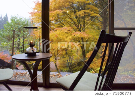 オイルランタンと紅葉のイメージ（渡合温泉） 71900773