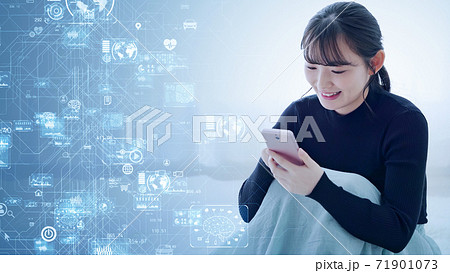 モバイルネットワーク　スマホを使う女性 71901073