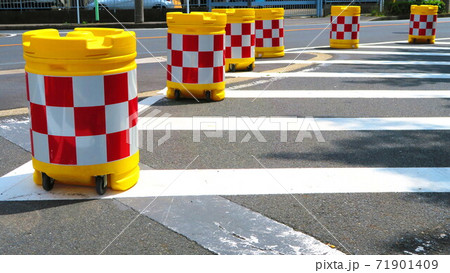 道路に設置されたバンパードラムの風景 71901409