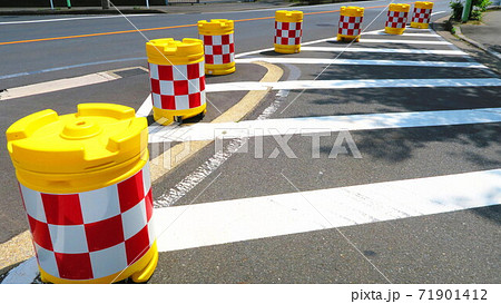 道路に設置されたバンパードラムの風景 道路に設置されたバンパードラムの風景 71901412