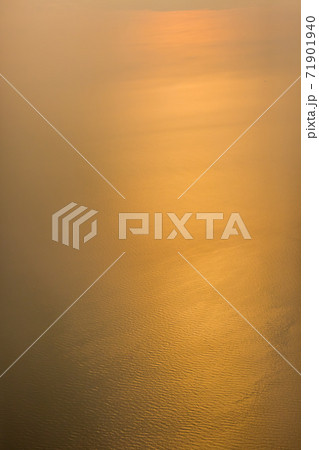 夕焼けの海面 夕焼けの海面 71901940