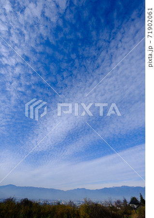 うろこ雲の空とアルプス 71902061