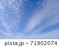 うろこ雲の空とアルプス 71902074