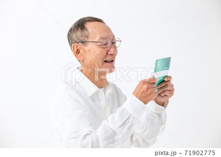 通帳の残高を見るシニア男性 通帳の残高を見るシニア男性 71902775