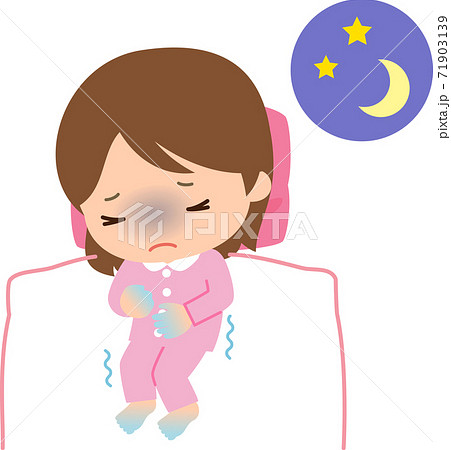 冷え性で眠れない若い女性 冷え性で眠れない若い女性 71903139