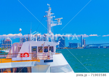 竹芝ふ頭に停泊中の船と晴海ふ頭お台場方向の風景 71903586