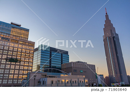 新宿イーストデッキからの新宿の風景(朝撮影) 新宿イーストデッキからの新宿の風景(朝撮影) 71903640