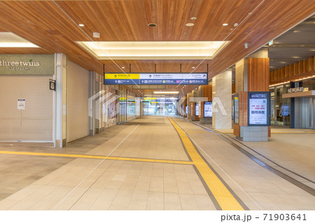 新宿駅ミライナタワー改札前通路 新宿駅ミライナタワー改札前通路 71903641