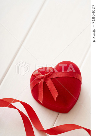 白いテーブルの上にあるハートのプレゼントボックスの写真素材