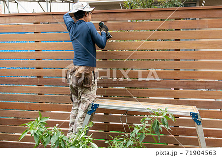 フェンスを作る大工さん 71904563