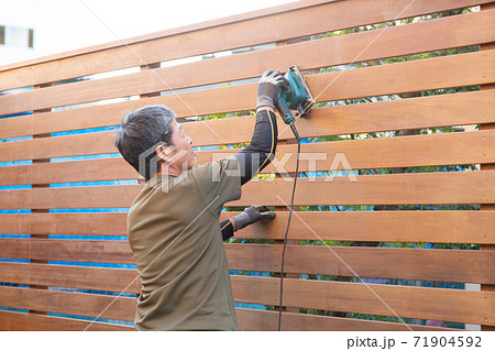 フェンスを作る大工さん 71904592