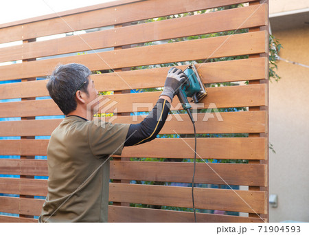 フェンスを作る大工さん 71904593