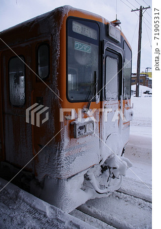 雪のついた津軽鉄道の車両 71905317