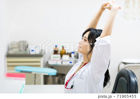 疲れを感じる女性医師 疲れを感じる女性医師 71905455