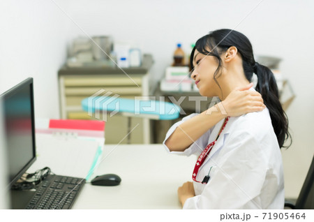 疲れを感じる女性医師 疲れを感じる女性医師 71905464