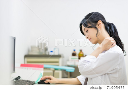 疲れを感じる女性医師 疲れを感じる女性医師 71905475