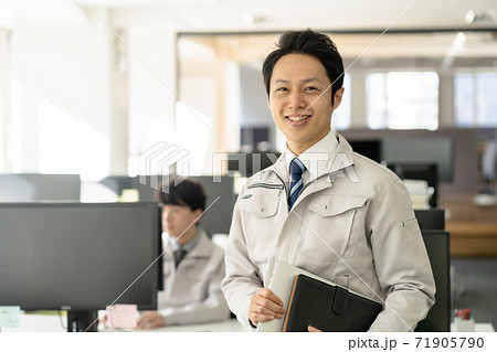 笑顔のエンジニア 笑顔のエンジニア 71905790