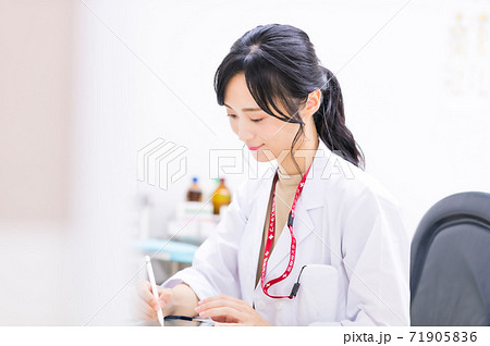 カルテを確認する女性医師 71905836