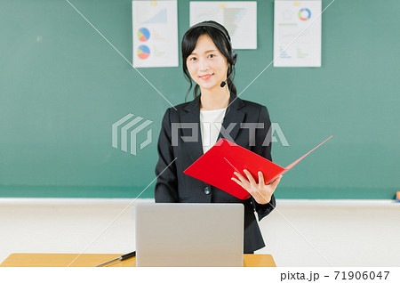 オンライン授業を行う若い女性講師 オンライン授業を行う若い女性講師 71906047
