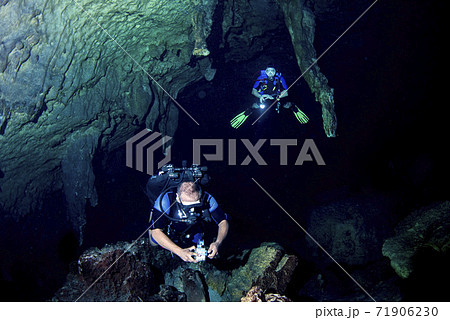 Cave diving in mexican cenotes Cave diving in mexican cenotes 71906230