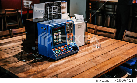 バーのゲーム機 71906412